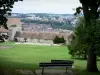 Besançon - Park der Zitadelle (Sitzbänke, Rasen, Bäume) mit Blick auf die Fassade Saint-Etienne der Zitadelle und die Häuser der Stadt