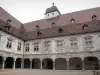 Besançon - Palast Granvelle (Renaissancegebäude bergend das Museum der Zeit): Innenhof umgeben von Arkaden