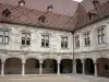 Besançon - Palast Granvelle (Renaissancegebäude bergend das Museum der Zeit): Innenhof umgeben von Arkaden