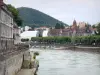 Besançon - Fluss Doubs, Ufer, Bäume, modernes Gebäude des Linguistik-Zentrums (CLA), Häuser und Wohngebäude der Stadt