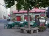 Besse-et-Saint-Anastaise - Cité médiévale et Renaissance : arbre, terrasse de café et maison de la place de la Gayme