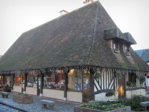 Beuvron-en-Auge - Con entramado de madera salas en la plaza central, en el Pays d'Auge