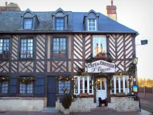 Beuvron-en-Auge - Casas de madera y el café, en el Pays d'Auge