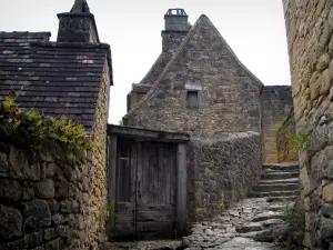 Beynac-et-Cazenac - Beco pavimentado e casas de pedra da aldeia, no vale do Dordogne, no Périgord