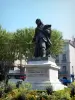 Béziers - Estatua de Pierre-Paul Riquet, flores, plátanos (árboles) y los edificios de la ciudad