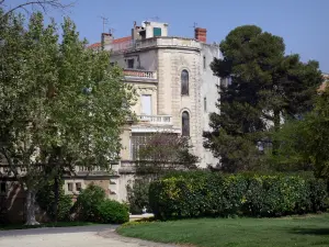 Béziers - Poètes plateau (garden): building, trees, shrubs, lawn and path