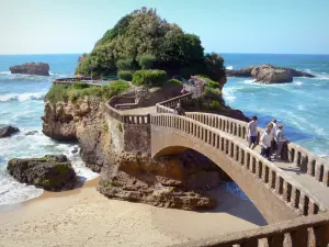 Biarritz - Rocher du Basta y su puente con vistas al Océano Atlántico