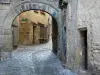 Billom - Medievale (quartiere medievale): porta, strada asfaltata e facciate di case