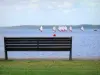 Biscarrosse and Parentis lake - Bench in Biscarrosse with a view of small sailboats (optimists) sailing on the lake