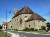 Blandy - Kirche Saint-Maurice, Strassenlaterne und Dorfstrasse