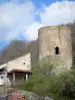 Blesle - Tour du Massadou, maison en pierre du village et nuages dans le ciel bleu