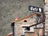 Blesle - Enseigne en fer forgé d'un café et maisons du village