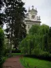 Blois - Église Saint-Vincent et jardin agrémenté d'arbres