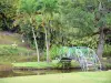 Blonzac水上花园 - 从景观公园跨越湖泊的人行桥;在Goyave市和Basse-Terre岛