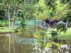 Blonzac水上花园 - 反射在湖的平安的水域中的人行桥