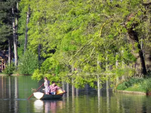 Bois de Boulogne - Viagem de barco pequeno no lago inferior, rodeado por árvores