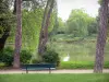 Bois de Vincennes - Banco com vista para o Lago Daumesnil rodeado por árvores