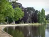 Bois de Vincennes - Árvores refletindo nas águas de um lago