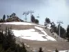 Bolquère-Pyrénées 2000 - Remontée mécanique (télésiège) du domaine skiable au printemps ; en Cerdagne, dans le Parc Naturel Régional des Pyrénées Catalanes