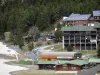Bolquère-Pyrénées 2000 - Télésiège du Belvédère (remontée mécanique), façades d'immeubles de la station de ski et forêt ; en Cerdagne, dans le Parc Naturel Régional des Pyrénées Catalanes