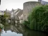 Bonneval - Toren en dorpshuizen weerspiegelt in de rivier de Loir (gracht) in Beauce