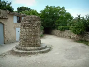 Bonnieux - Luogo di costruzione in pietra, la casa e gli alberi