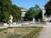 Bordeaux - Parterres de fleurs, statues et jet d'eau du jardin public