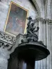 Bordeaux - Interieur van de kathedraal Saint- Andre : stoel en tafel