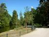 Bordeaux - Wasserfläche und Bäume der öffentlichen Anlage