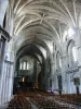Bordéus - Dentro da catedral de Saint-André: nave e coro