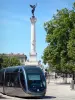 Bordéus - Bordeaux bonde em primeiro plano e coluna do monumento Girondins coberto com uma estátua da liberdade