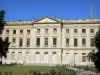 Bordéus - Palácio de Rohan que aloja a prefeitura de Bordéus e jardim de prefeitura