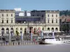 Bordéus - Bairro de La Bastide: antiga estação ferroviária de Orleans que abriga um complexo de cinemas, quai des Queyries e barcaças de cruzeiro ancoradas
