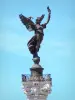Bordéus - Estátua de bronze da liberdade quebrando suas cadeias no topo da coluna do monumento Girondins