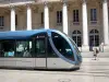 Bordéus - Bordeaux tramway passando em frente à colunata do Grand Théâtre