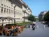 Bordéus - Terraço de café e fachadas do Chapeau Rouge