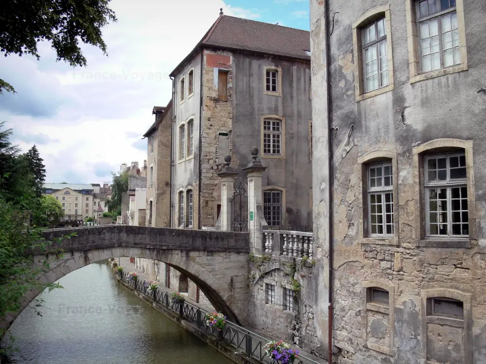 Guida della Borgogna-Franca Contea - Dole - Piccolo ponte sopra il canale e le case Tanners della città vecchia al lungomare