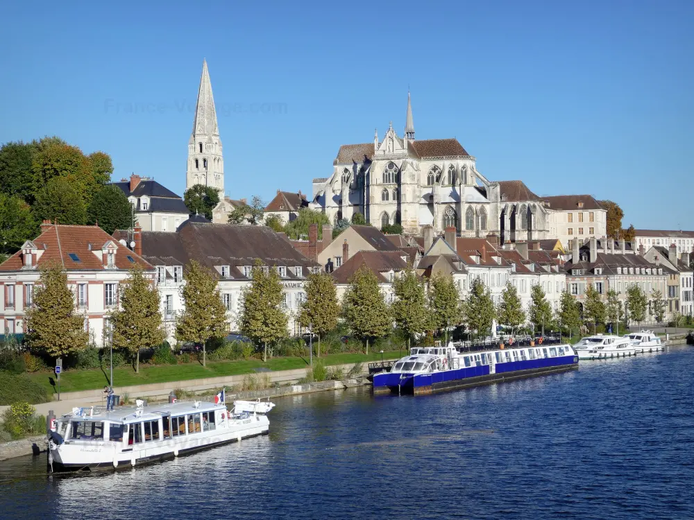 Guida della Borgogna-Franca Contea - Paesaggi della Yonne - Auxerre: Abbazia di Saint-Germain, case lungo il fiume Yonne e barche ormeggiate al Quai de la Marine
