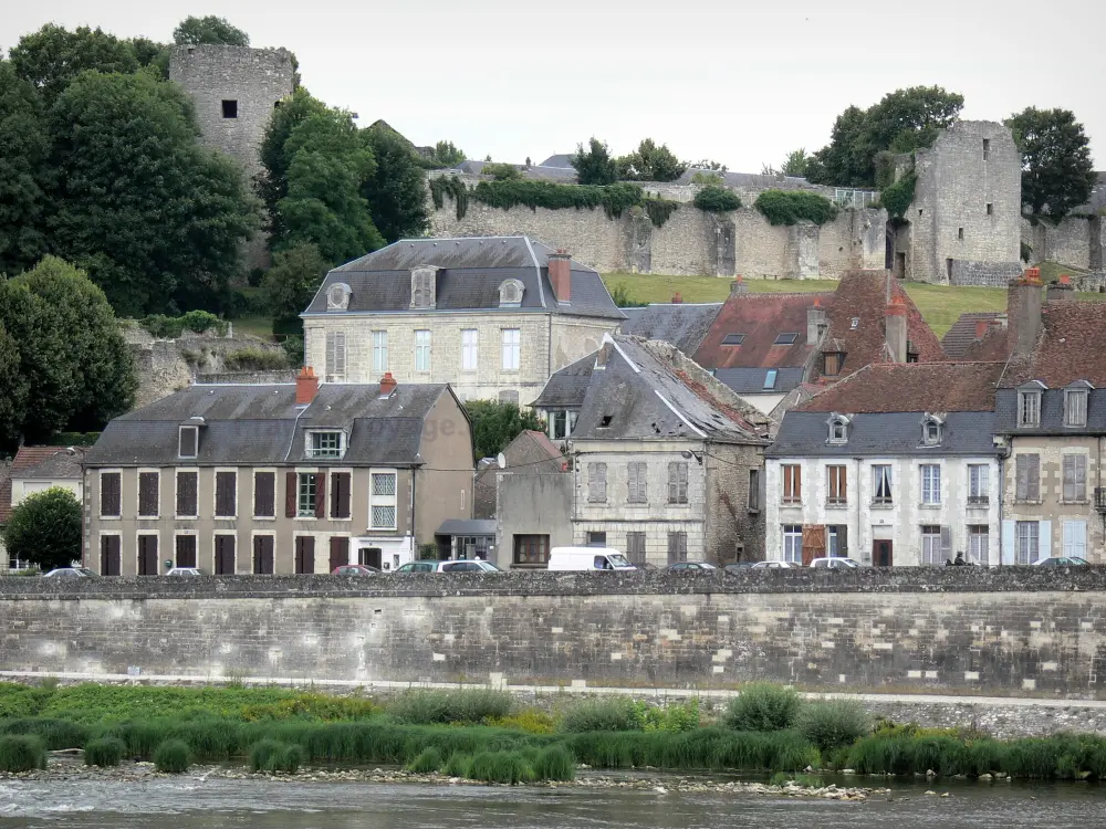 Guía de Borgoña-Franco Condado - La Charité-sur-Loire - Las paredes y fachadas de la ciudad histórica a orillas del río Loira