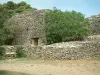 Bories村 - 小屋（建筑）和干燥石墙与树木