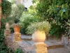 Bormes-les-Mimosas - Pots de fleurs, ruelle pavée en escalier, plantes et arbustes