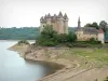 Meer van Bort-les-Orgues - Chateau de Val op het schiereiland, aan het meer, in de stad Lanobre