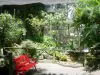 Botanische tuin van Deshaies - Rode bank in de grote volière