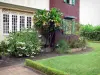 Botanischer Garten der Réunion - Kreolisches Haus und seine in Blüte stehenden Sträucher