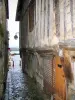 La Bouille - Ruelle étroite pavée bordée de maisons anciennes