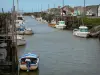 Bouin - Port des Champs: afgemeerde boten en palen