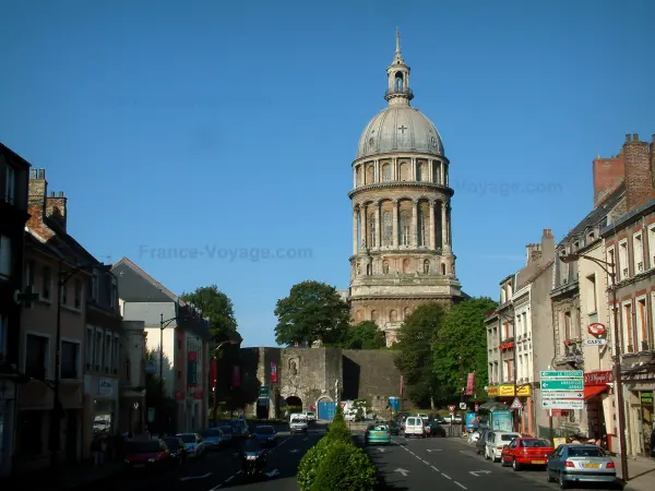 Boulogne-sur-Mer - Strada fiancheggiata da case, muri con ingresso alla città e alta Basilica di Notre Dame