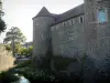Boulogne-sur-Mer - Fossé (douves) et château comtal (château-musée) doté de tours rondes