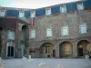 Boulogne-sur-Mer - Cour intérieure du château comtal (château-musée) avec des sculptures