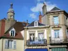Bourbon-l'Archambault - Lanterna da torre Qui Qu'en Grogne e fachadas de casas do spa